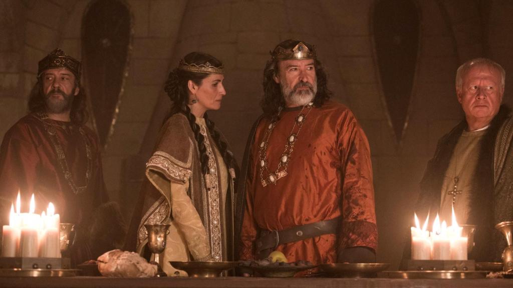 Fernando I de León (José Luis García-Pérez) y su esposa Sancha (Elia Galera), junto Ramiro I (Ginés García Millán) y el obispo Bernardo (Juan Echanove).
