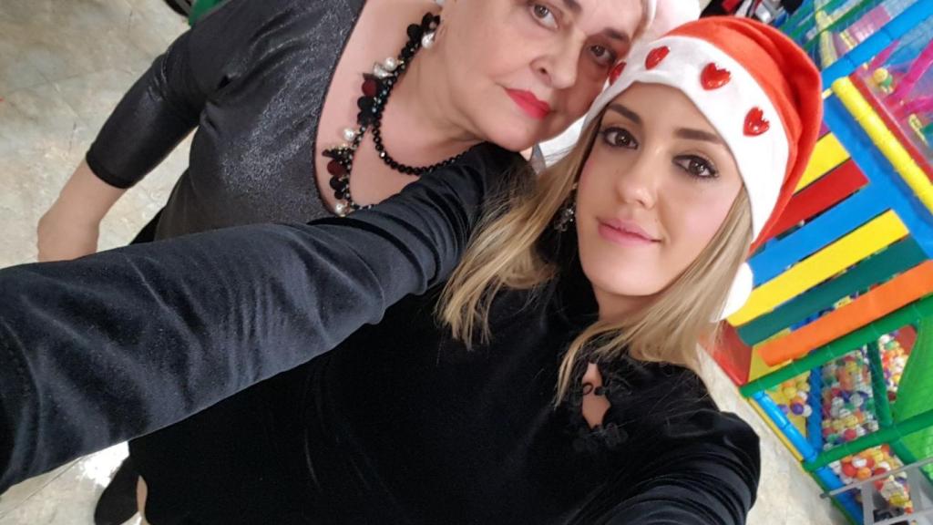 Tamara posa junto a su madre, Juani, durante la pasada Navidad.