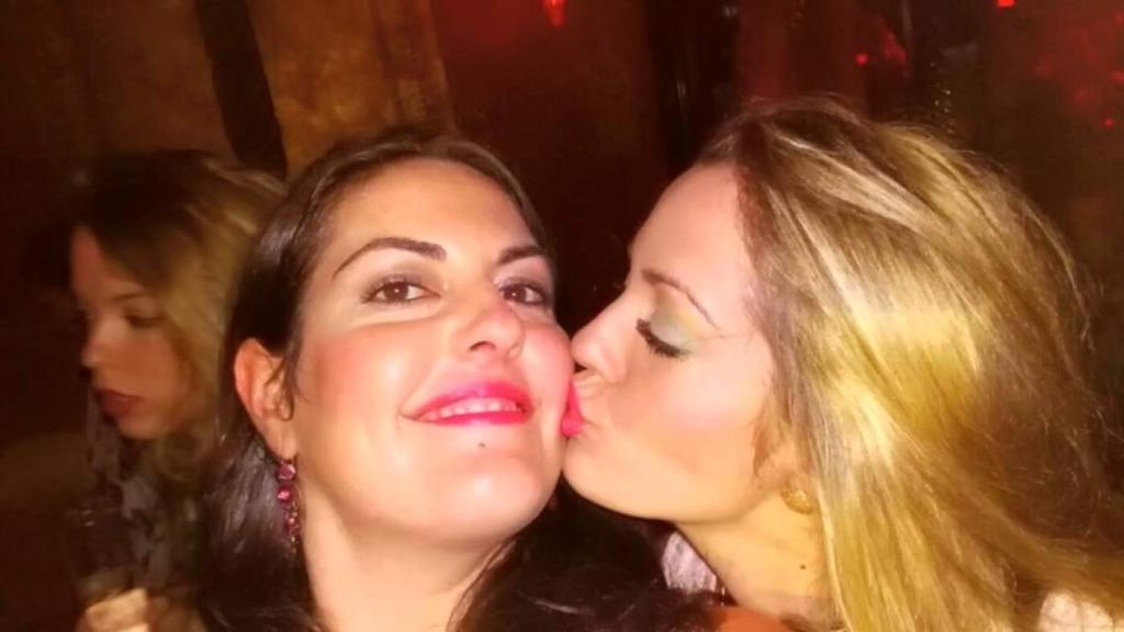 Tamara besa a su hermana Bárbara.