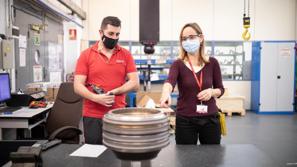 Eylo González, en el taller de Motores de Iberia, en una de las máquinas de precisión.