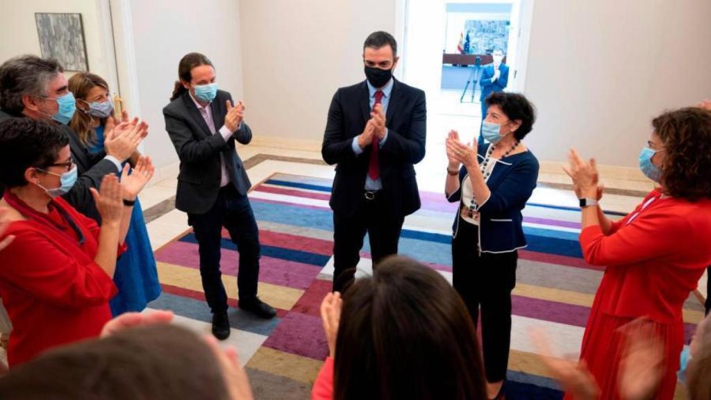 Pedro Sánchez fue recibido en Moncloa entre aplausos de todo el Ejecutivo tras conseguir la aprobación de los fondos de la UE.