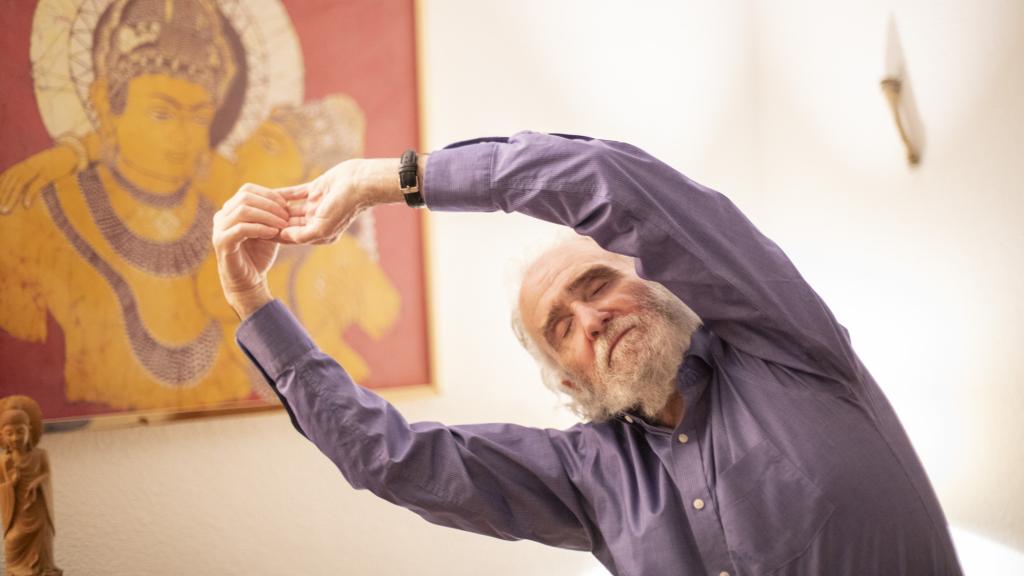 Ramiro hace una postura de yoga.