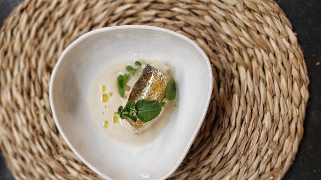 Sardina fermentada, patata chafada y jugo de sardina