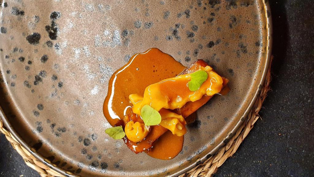 Lengua de Wagyu con callos de bacalao