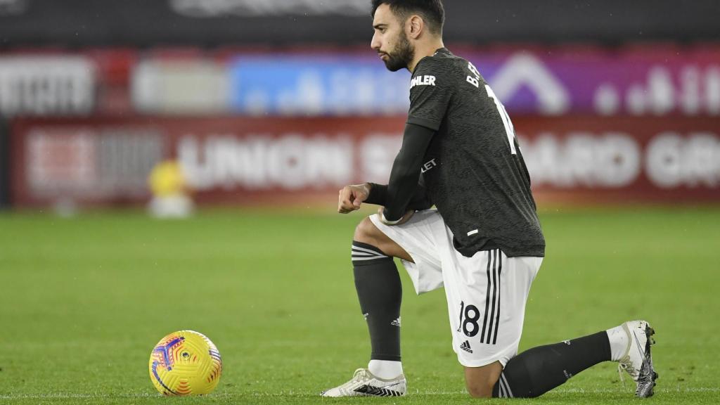 Bruno Fernandes, arrodillado con el Manchester United