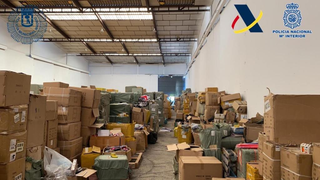 Interior de una de las naves industriales donde se gestionaba toda la mercancía falsificada.