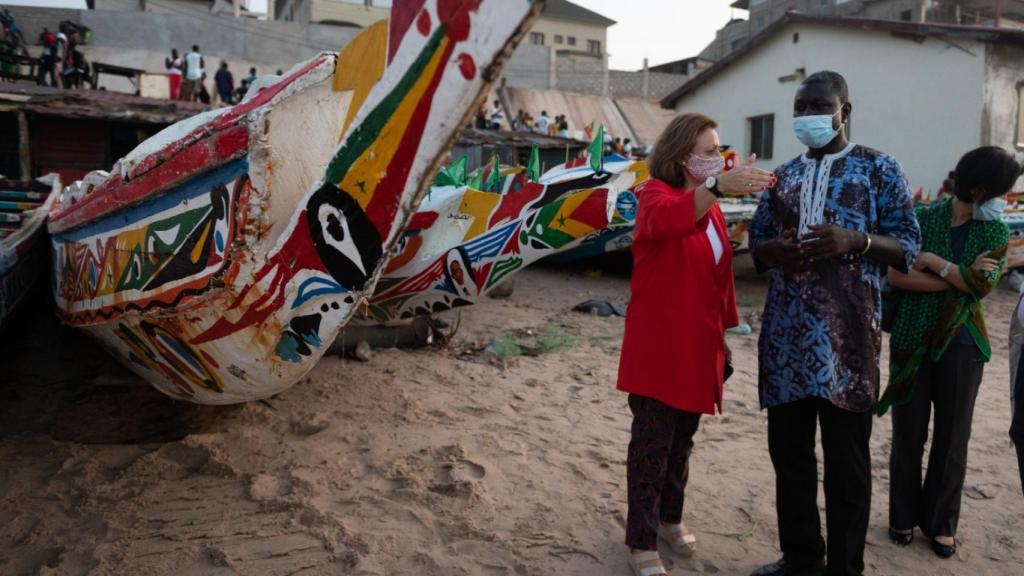 La secretaria de Estado de Asuntos Exteriores, Cristina Gallach, en la playa de Baku (Gambia), de donde salen los cayucos a las costas de Canarias.