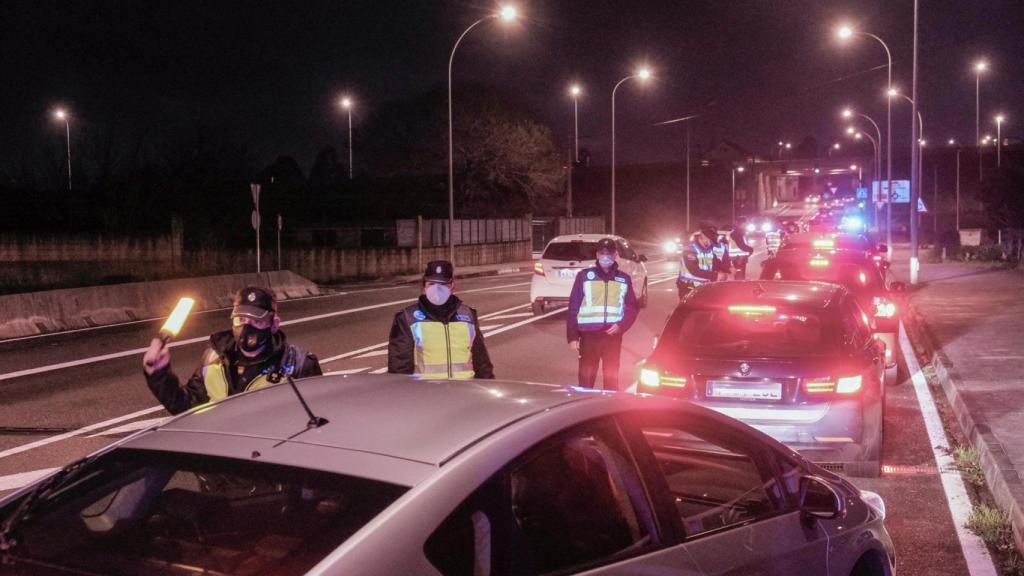 Un control de la Policía Local en Santiago de Compostela.