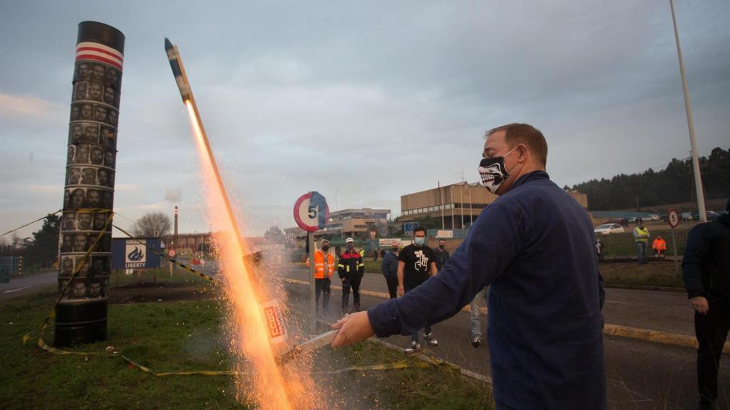 El presidente del Comité de Empresa de Alcoa San Cibrao, José Antonio Zan, lanza una volandera al cielo
