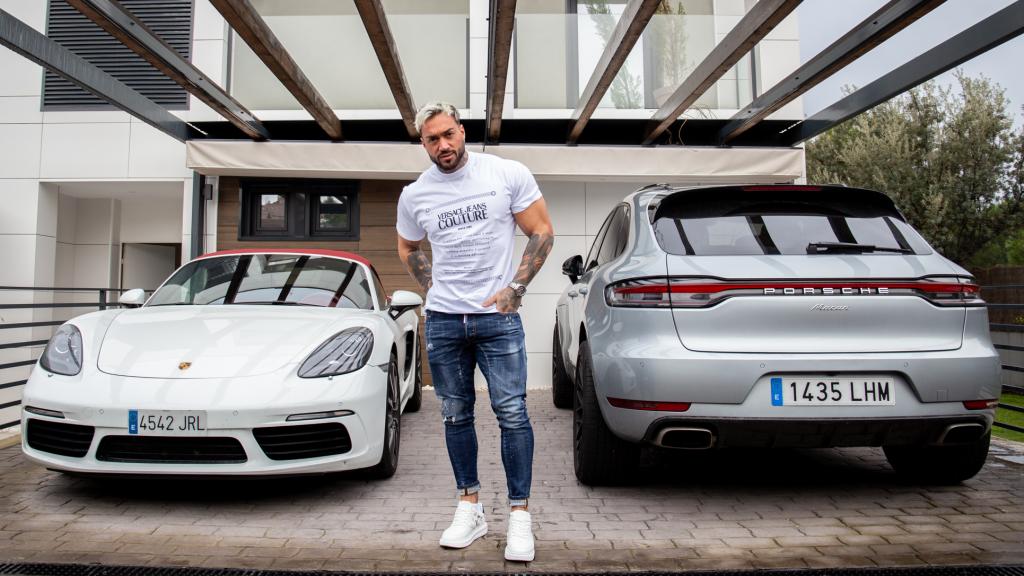 Juan Faro ante sus dos Porsche.