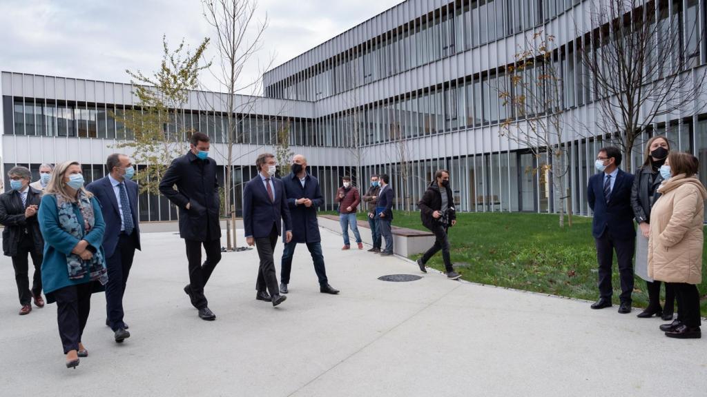 El presidente de la Xunta, Alberto Núñez Feijóo, junto a otras autoridades durante una visita al centro de salud de A Estrada.