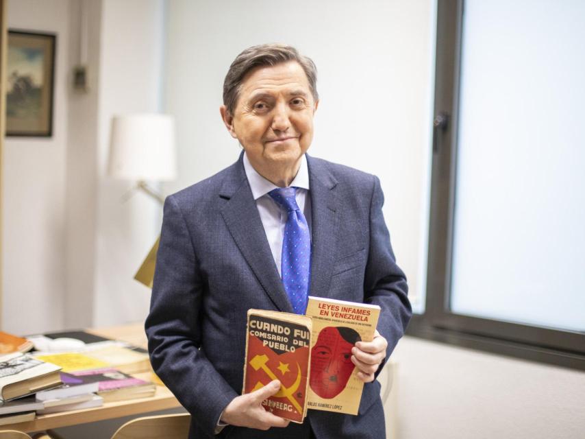 Jiménez Losantos con dos de los ejemplares más interesantes que ha consultado.