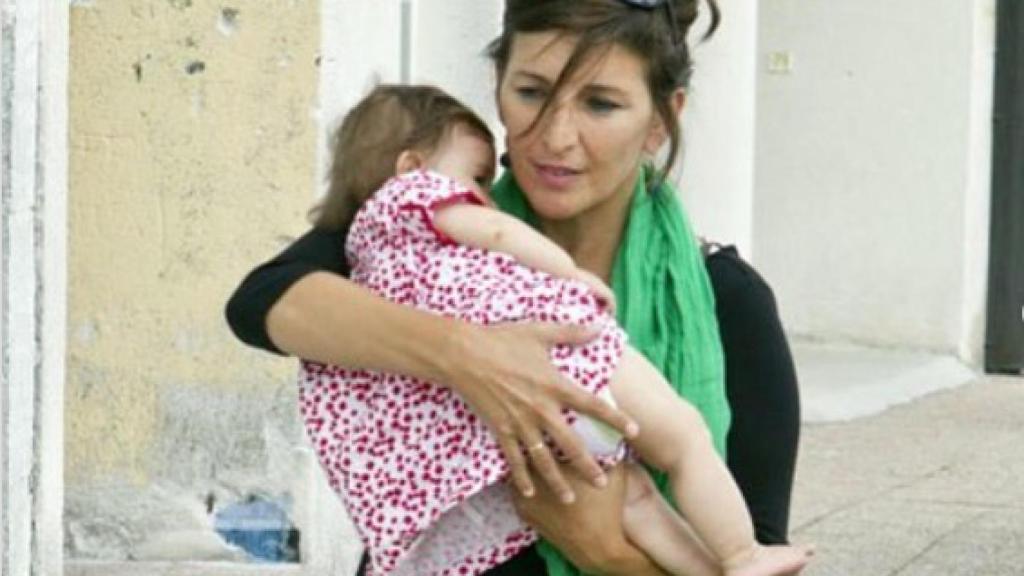 Yolanda Díaz con su hija tras la reunión del Consello Nacional de Esquerda Unida, en 2012.