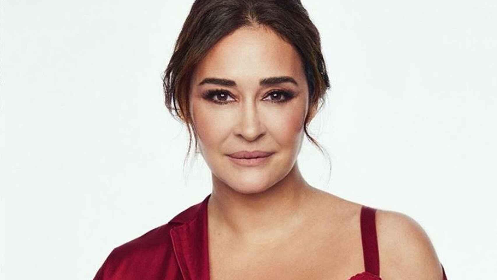 Imágenes del día: la extraña foto  de Vicky Martín Berrocal en la cama, en bata y con corona de la que todos hablan