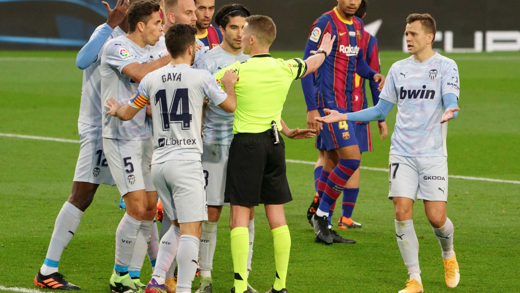 El Valencia protestando a Hernández Hernández