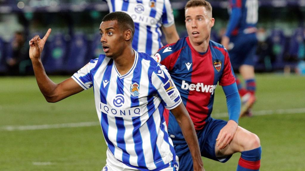 Isak protesta una jugada en el área