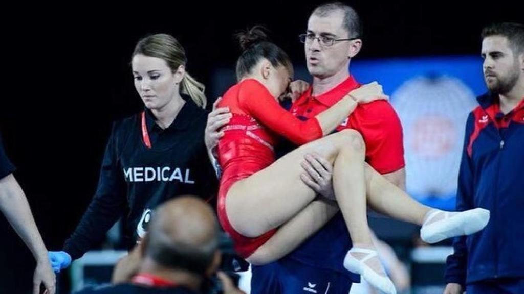Larisa Iordache en el momento de su lesión