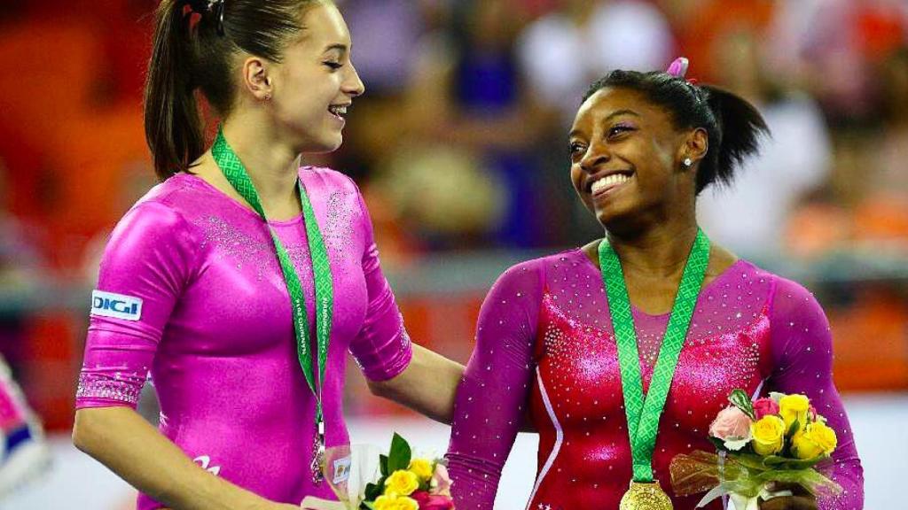 Larisa Iordache junto a Simone Biles