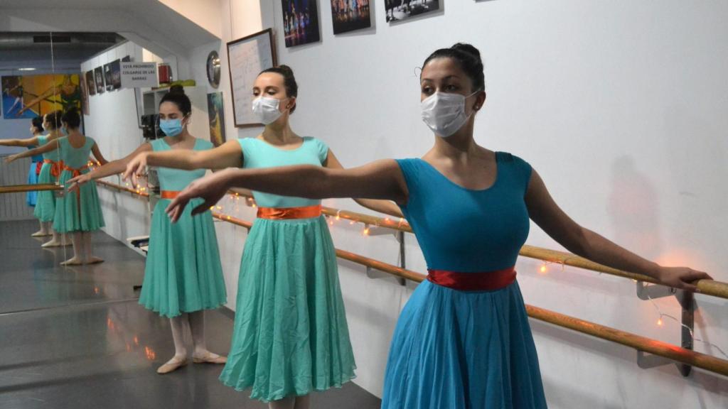 Alumnas de Lodanzas con mascarillas durante una clase.