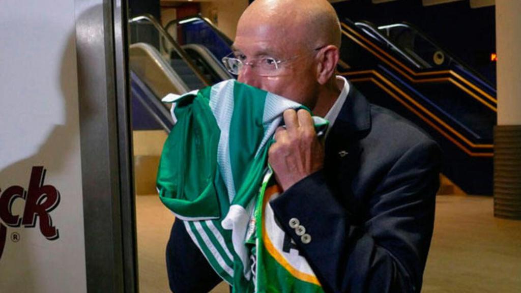 Lorenzo Serra Ferrer, besando una bandera del Real Betis