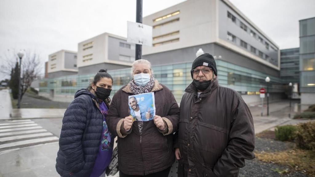 Eva, la pareja de Antonio; Pilar, su madre, y Francisco, el padre, delante del Hospital Nacional de Parapléjicos.
