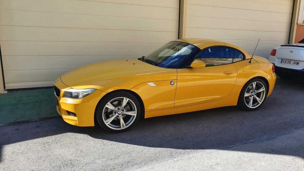 Uno de los vehículos de lujo incautados en la macrooperación.