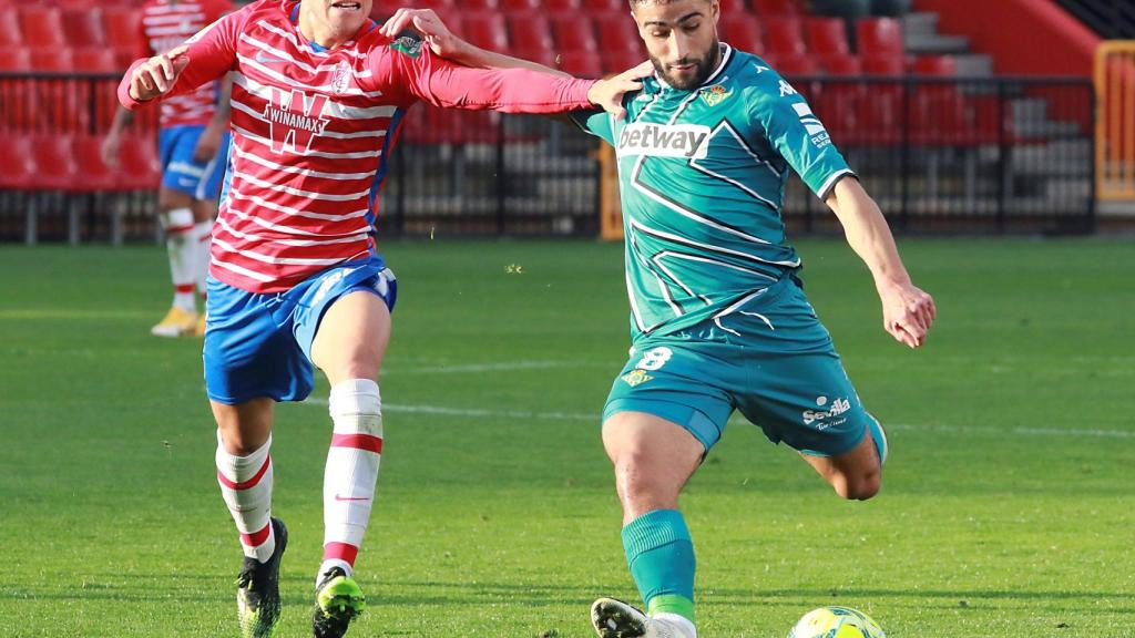 Milla y Fekir pelean por un balón