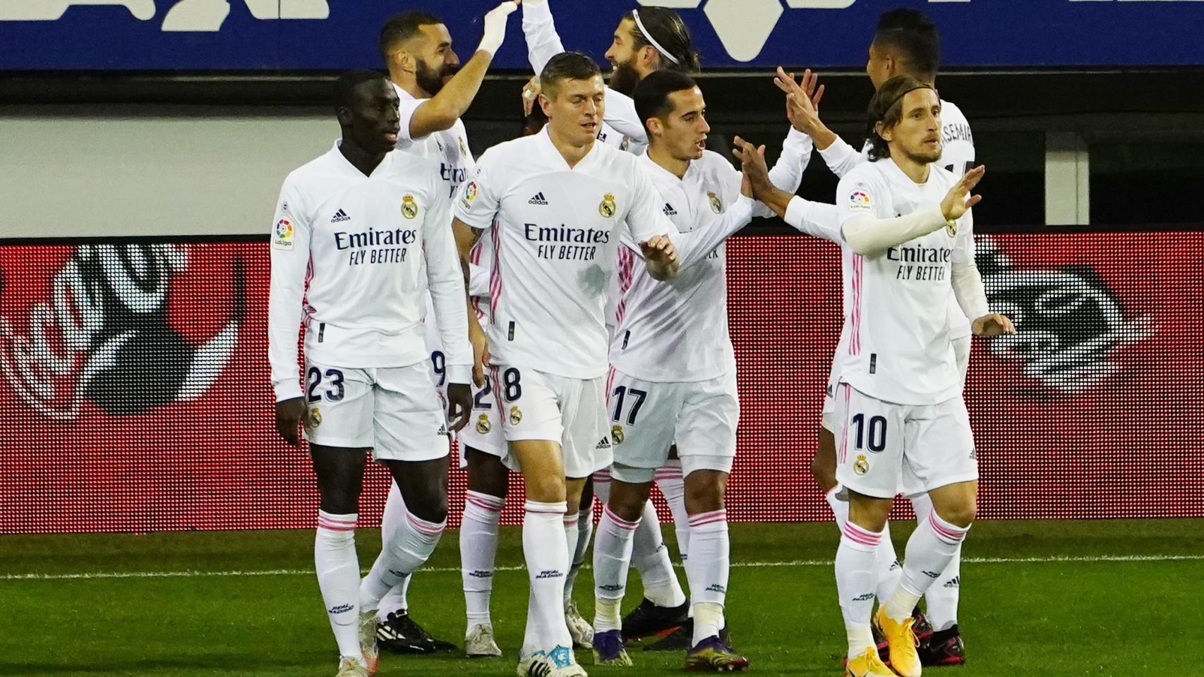 Los jugadores del Real Madrid felicitan a Benzema por su gol al Eibar