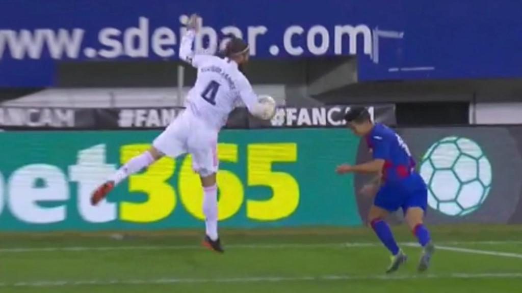 El VAR analizó una posible mano de Sergio Ramos en el área del Real Madrid