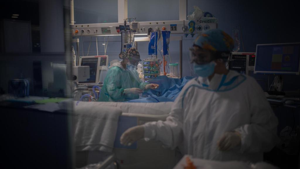 Sanitarios en la Unidad de Cuidados Intensivos del Hospital del Mar, Barcelona.
