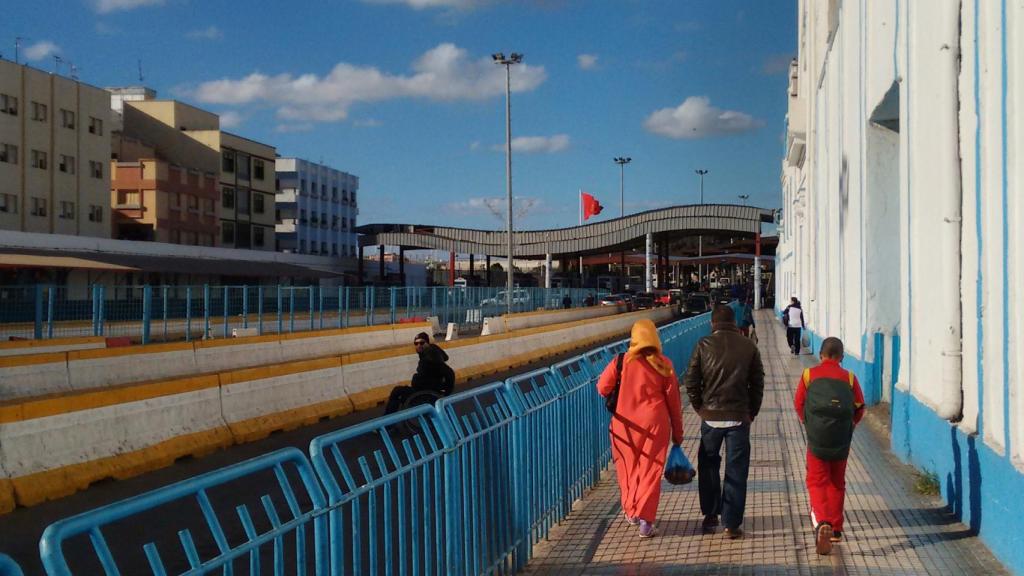 Varias personas acercándose a un puesto fronterizo con España.