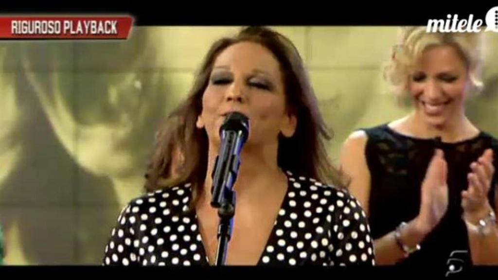 Charo Vega cantando en televisión.