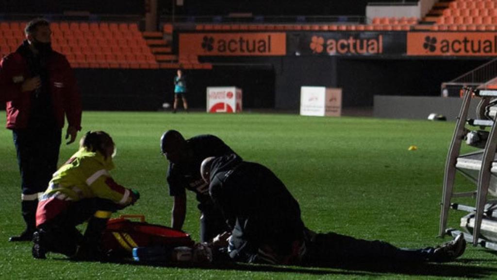 Médicos atendiendo al jardinero del Lorient