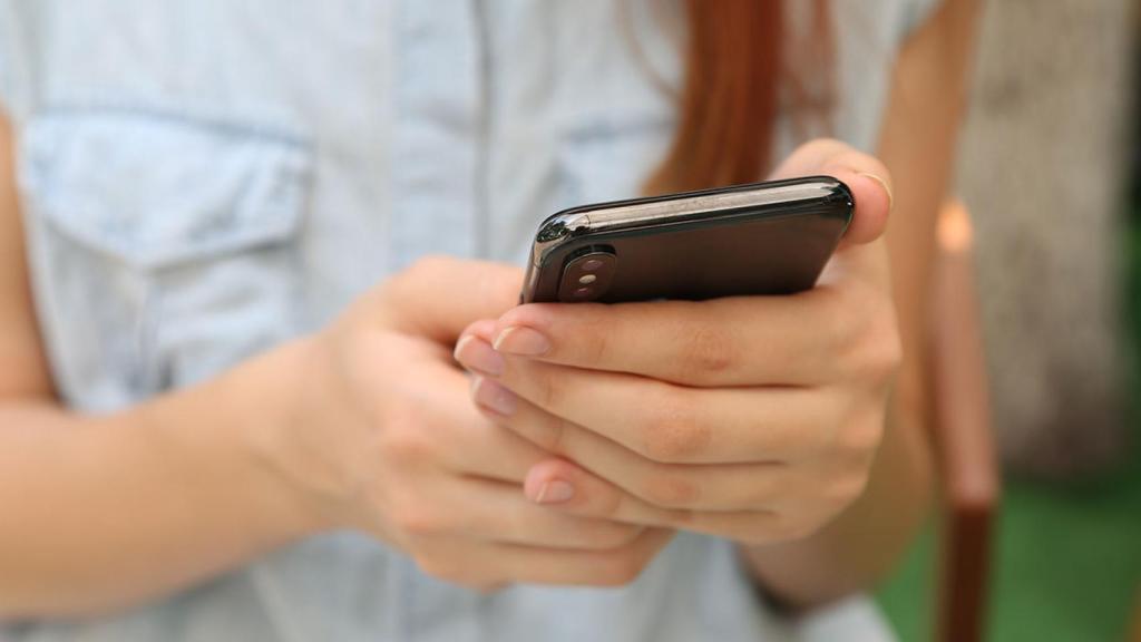 Una usuaria revisando la información en su móvil.