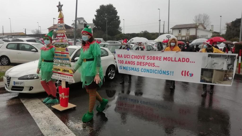 Trabajadores de la UCI del Clínico de Santiago denuncian por sexta semana consecutiva la precariedad en el servicio.