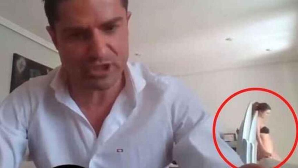 Alfonso Merlos en el programa 'Estado de alarma' mientras pasa por detrás la periodista Alexia Rivas.