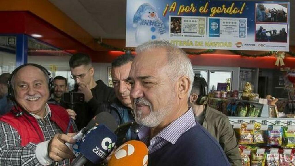 José Miguel González, propietario de la 'gasolinera de la suerte' en Tenerife, el pasado 2017 tras ganar por quinto año consecutivo.