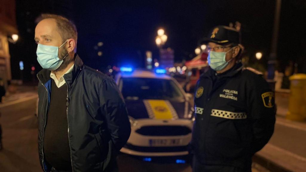 Aarón Cano (izquierda), concejal de Policía del Ayuntamiento de Valencia. EE
