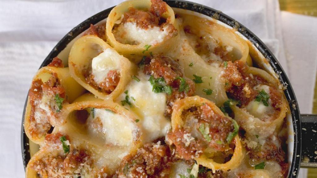 Canelones de carne con bechamel.