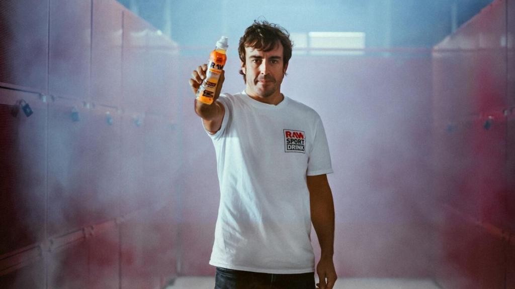 Alonso, con la bebida, en una imagen promocional.