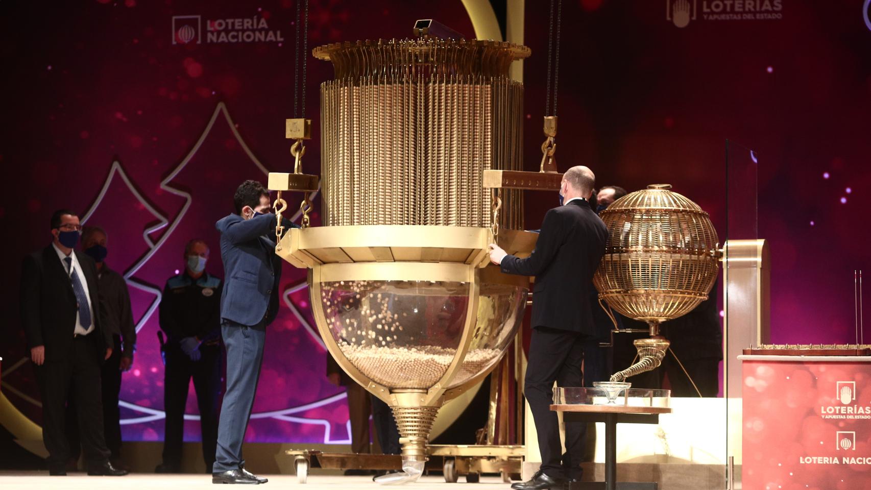 Empleados de Loterías introducen las bolas con los 99.999 números de la Lotería de Navidad momentos antes del sorteo.