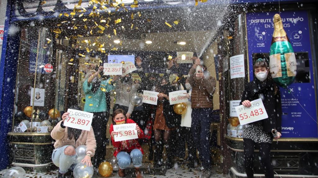 Loteros de 'Doña Manolita' (Madrid) festejan todos los premios repartidos, entre ellos El Gordo.