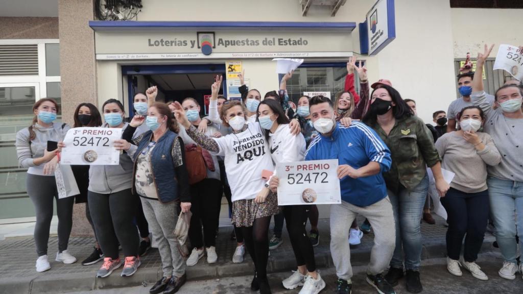 Un grupo de personas celebran en tercer premio en la localidad gaditana de Barbate. Efe