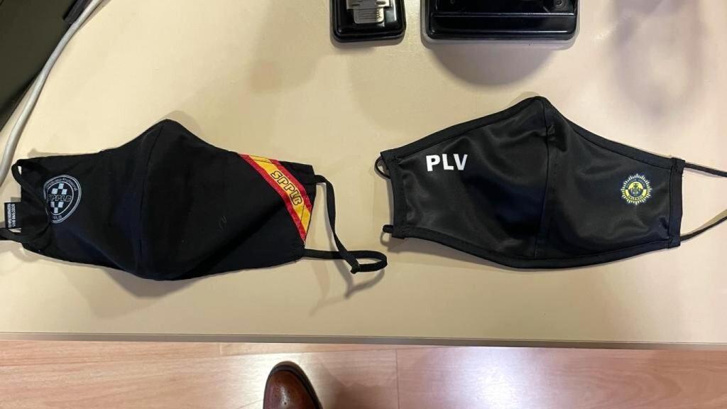 La mascarilla vetada del SPPLB junto a la 'neutra' distribuida por el ayuntamiento. EE