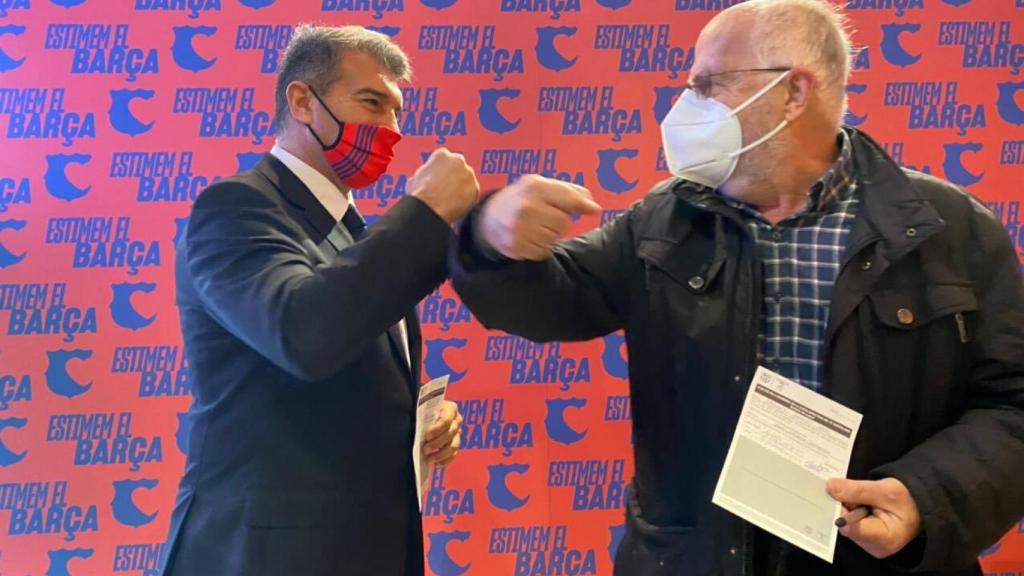 Joan Laporta, entregando una de sus papeletas a un socio. Foto: Twitter (@JoanLaportaFCB)