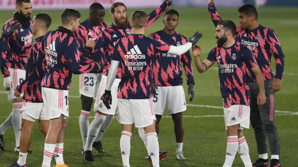 Piña final de los jugadores del Real Madrid en el calentamiento
