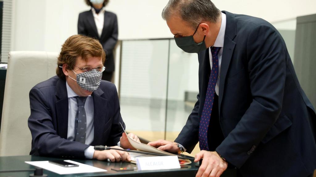 José Luis Martínez-Almeida, alcalde de Madrid, y Javier Ortega Smith, portavoz de Vox.