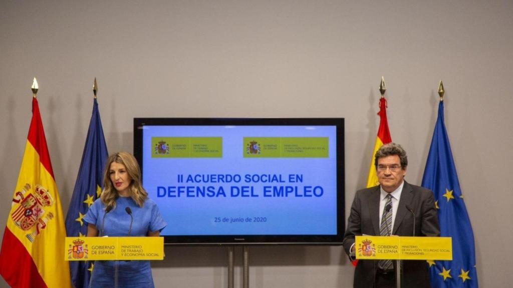 La ministra de Trabajo, Yolanda Díaz, y el minitro de Seguridad Social, José Luis Escrivá, durante una rueda de prensa.