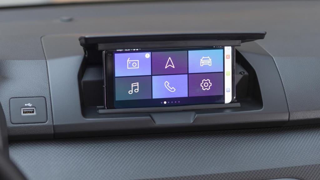 El Dacia Sandero tiene este elementos para sujerar el móvil.