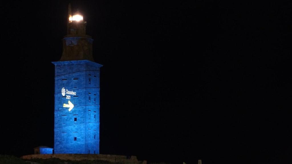 Torre de Hércules iluminada con el logotipo del Xacobeo